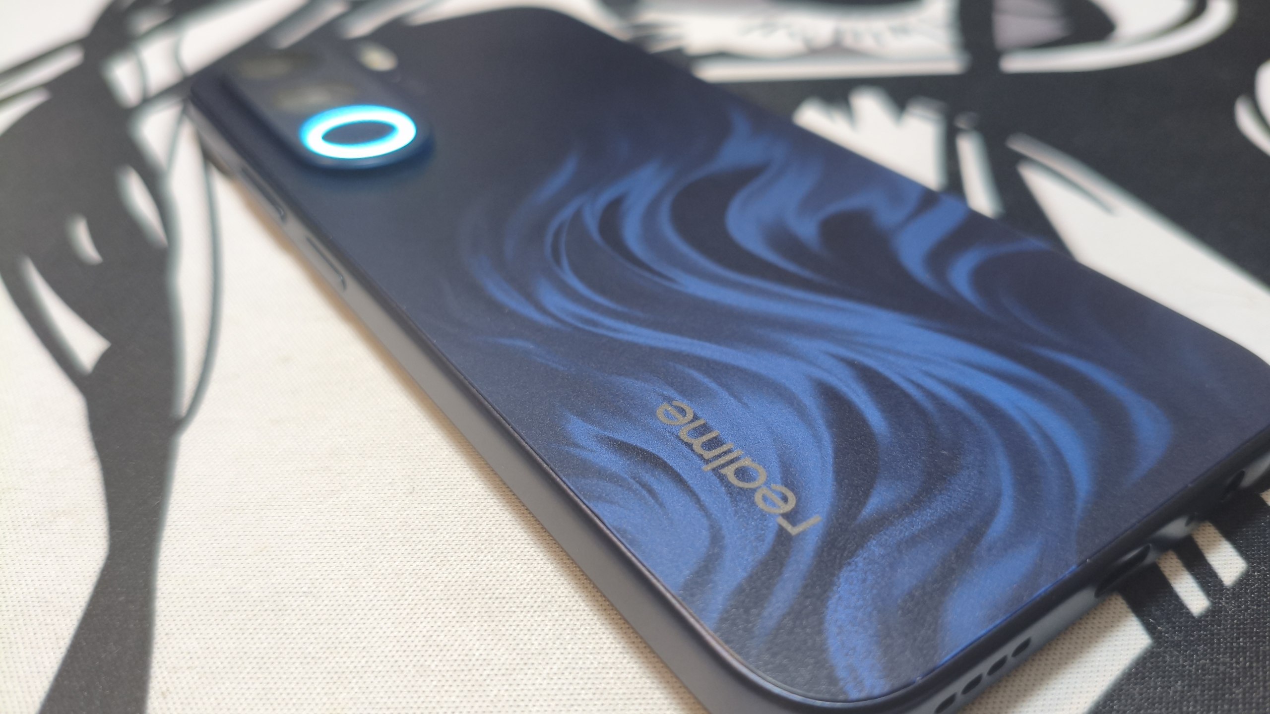 Зелёное свечение кольца подсветки Pulse Light на спинке realme C100x