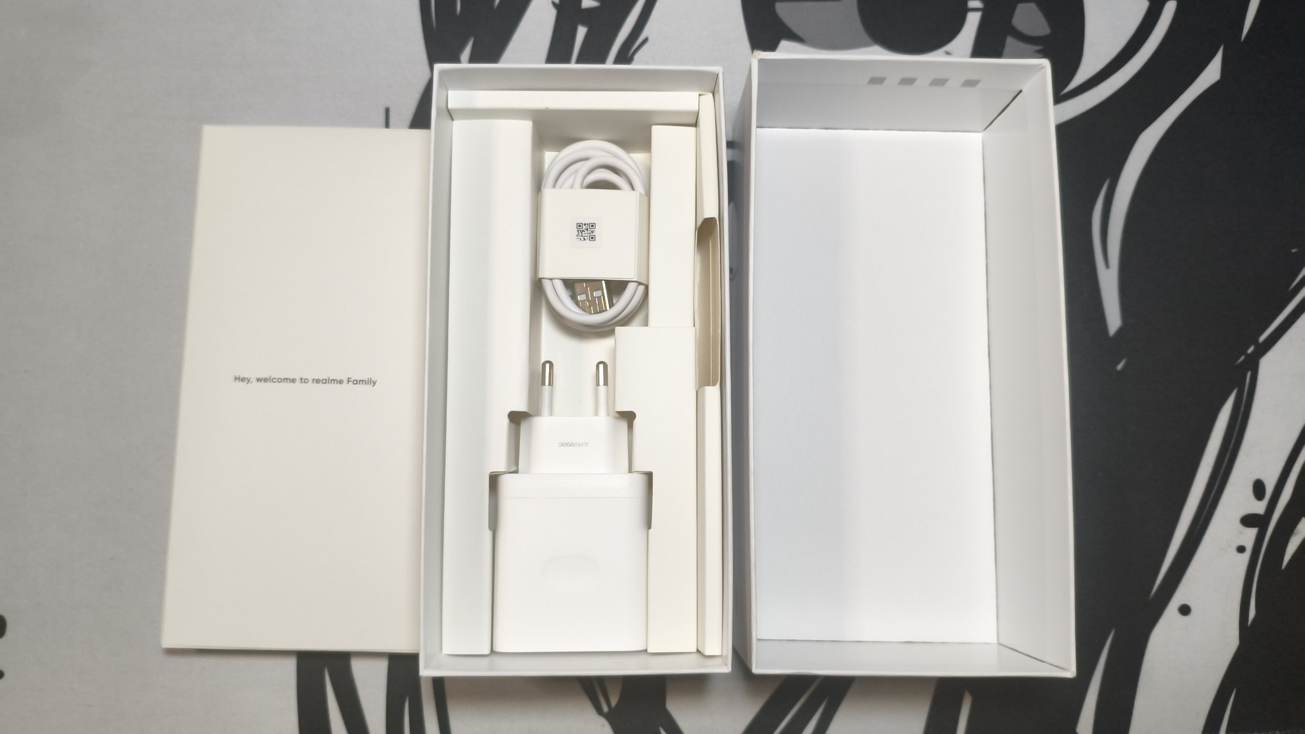 Комплектный адаптер SUPERVOOC и кабель Type-C в лотке коробки